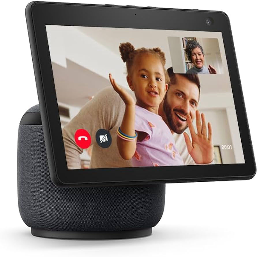 Pantalla de un dispositivo inteligente mostrando una videollamada. Un hombre con barba y una niña con coletas saludan sonrientes, mientras en una ventana pequeña aparece una mujer mayor con cabello corto y canoso también saludando. La interfaz de la videollamada muestra los botones de colgar y silenciar el micrófono.
